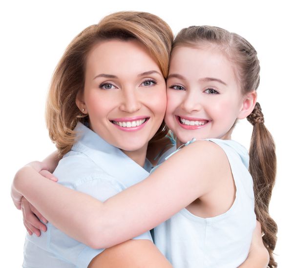 پرتره نزدیک مادر و دختر جوان سفید پوست - جدا شده مفهوم افراد خانواده شاد