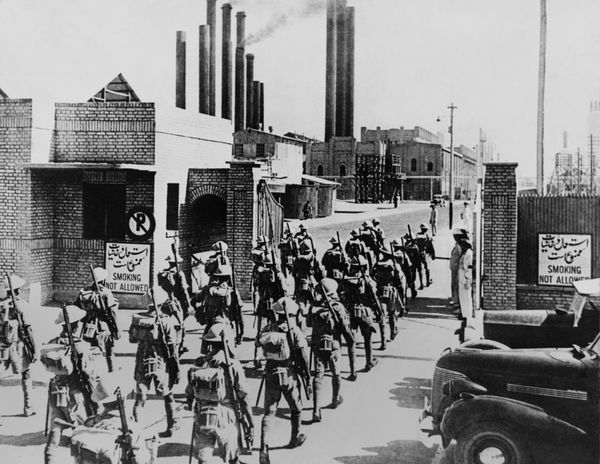ورود سربازان هندی به بزرگترین پالایشگاه نفت جهان در جزیره آبادان ایران آنها در جریان عملیات قیافه بر نیروهای دفاعی ایران غلبه کردند اوت 25 1941