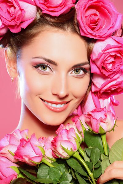 دختر زیبا با مدل موی گلدار گل رز لوازم آرایشی زیبایی مد بهار و تابستان