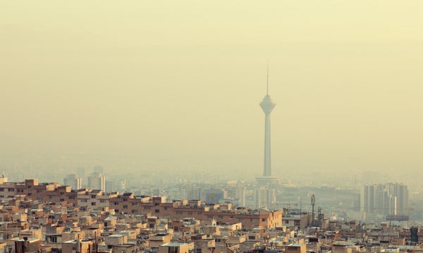 ساختمان های مسکونی روبروی برج میلاد در خط افق آلوده هوای تهران