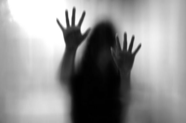 زن ترسناک پشت شیشه مات سیاه و سفید انتزاع دست و بدن تار