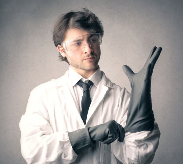 دانشمند آزمایشگاهی با دستکش