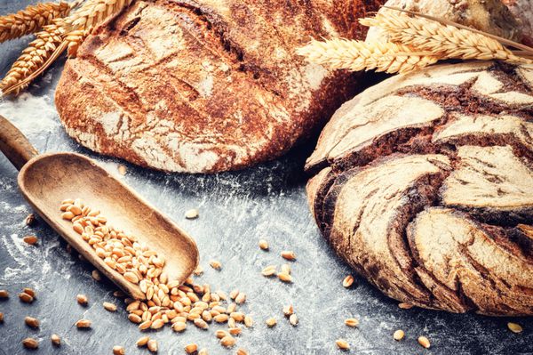 نان تازه پخته شده در محیط روستایی