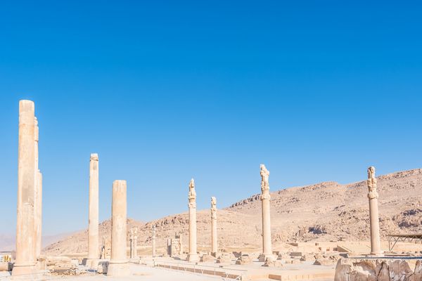 ستون های تخت جمشید در شمال شرقی شیراز ایران تخت جمشید پایتخت تشریفاتی امپراتوری هخامنشیان بود