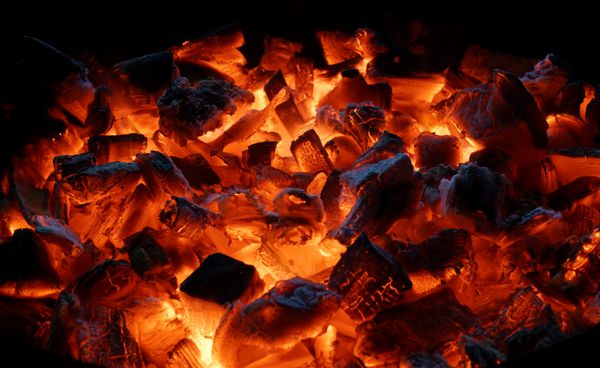 زغال های قرمز در آتش شب دهاب سینا مصر
