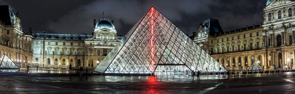 پاریس فرانسه - 16 نوامبر 2014 نمای شب پانوراما از موزه لوور با هرم کریستالی یکی از پربازدیدترین موزه های جهان