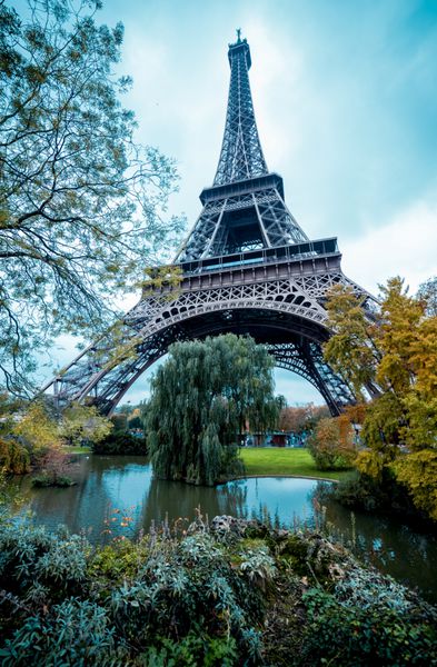 پاریس برج ایفل با رنگ های پاستلی افکت قدیمی