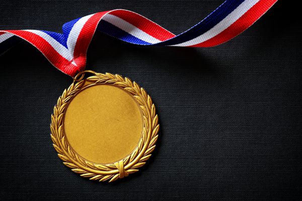 مدال طلا روی مشکی با f خالی برای متن مفهوم برای برنده شدن یا موفقیت