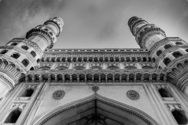 چشم اندازی جالب به مسجد بنای میراثی در حیدرآباد شارمینار
