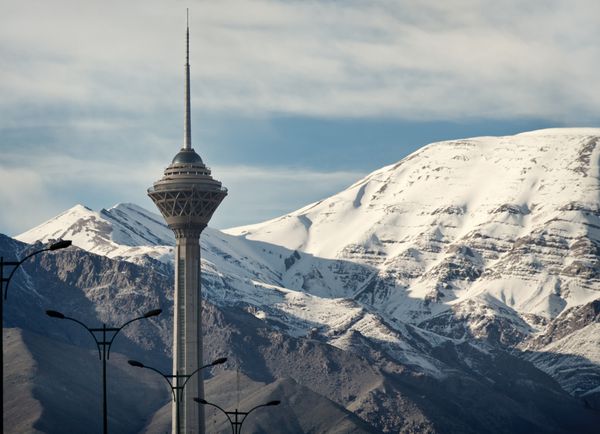 تهران - 1 آوریل برج میلاد تهران در مقابل کوه های البرز پوشیده از برف در 1 آوریل 2014 در تهران ایران برج میلاد پس از بنای یادبود آزادی دومین بنای دیدنی تهران است
