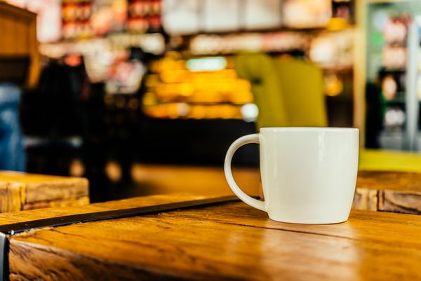 لیوان قهوه در کافی شاپ - تصاویر سبک افکت قدیمی