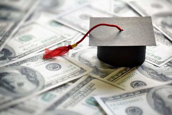 درپوش تخته خمپاره فارغ التحصیلی در مفهوم اسکناس های صد دلاری برای هزینه تحصیل در کالج و دانشگاه