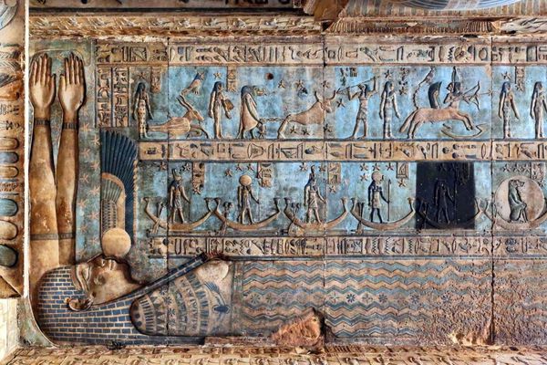 طراحی ها و نقاشی های هیروگلیف بر روی سقف و دیوارهای معبد مصر باستانی دندرا