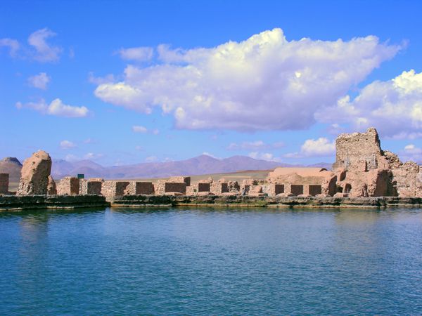 آذربایجان غربی ایران - 20 اکتبر 2007 استخر مقدس زرتشتیان در محوطه تاریخی باستان شناسی قلعه تخت سلیمان تخت سلیمان از سال 2003 به عنوان میراث جهانی یونسکو