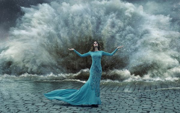 خانم شیک پوش در طوفان دریا