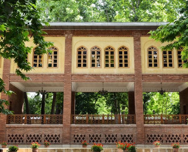 ساختمانی به سبک قدیمی در پارک ایرانی تهران ایران