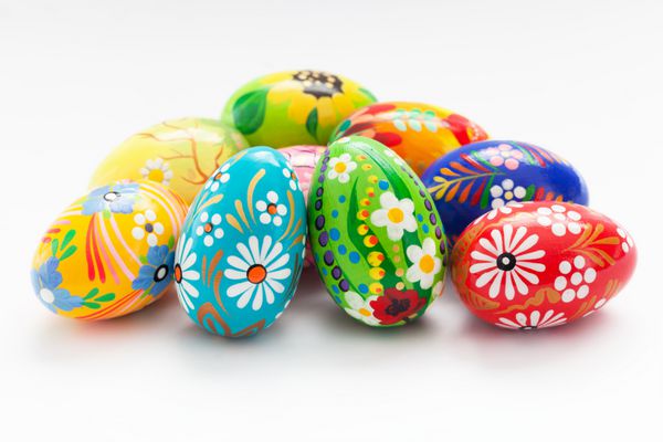تخم‌مرغ‌های عید پاک با دست رنگ‌آمیزی شده روی سفید طرح ها و طرح های گلدار و رنگارنگ بهاری سنتی هنری و منحصر به فرد