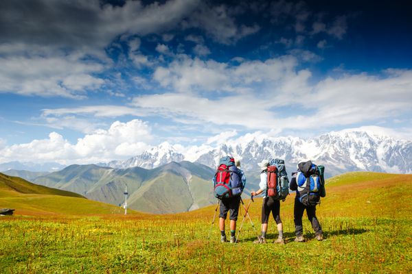 مسافران در کوهستان مفهوم سفر سبک زندگی ورزشی