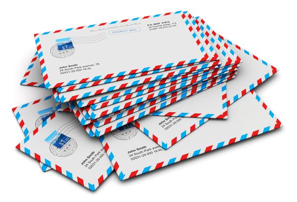 ایده انتزاعی خلاقانه ایمیل و مکاتبات ارتباطی در دفتر اداری تجاری پشته ای از پاکت نامه های نامه هوایی کاغذی جدا شده در پس زمینه سفید