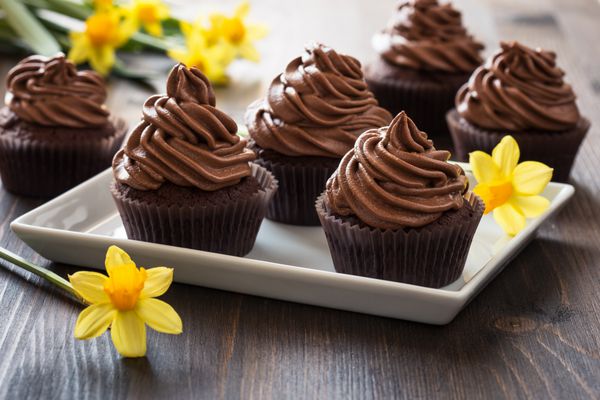 کیک های شکلاتی خوشمزه روز مادر با گل های بهاری