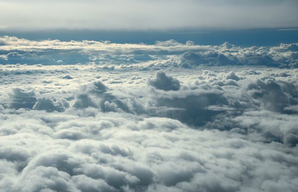 ابرهای طوفانی در طلوع خورشید نمایی از هواپیما مجموعه کامل ابرهای من را ببینید