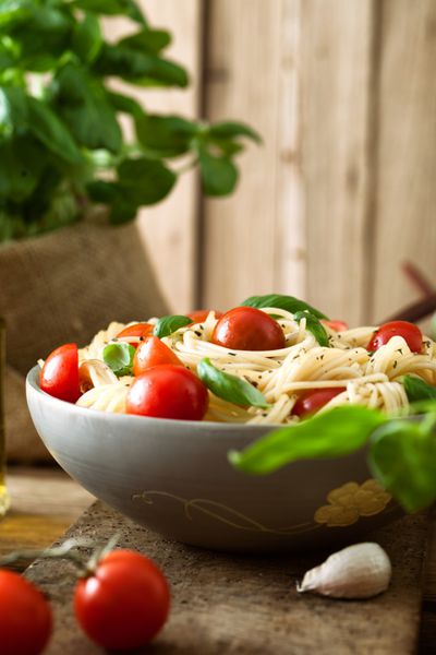 غذاهای ایتالیایی پاستا با روغن زیتون سیر ریحان و گوجه فرنگی اسپاگتی با گوجه فرنگی