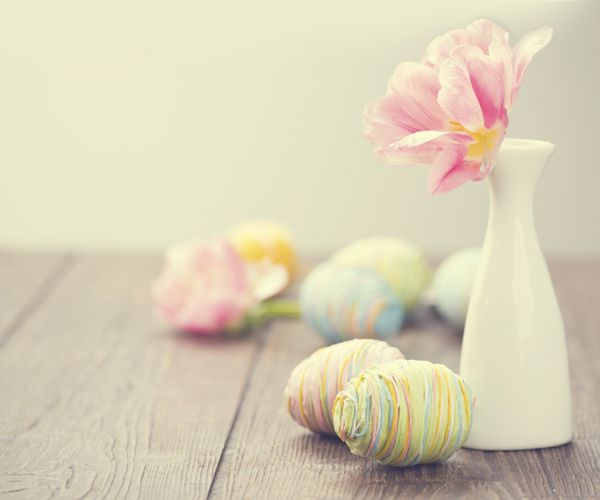 عید پاک پس زمینه عید پاک جشن عید پاک زیبا که با تخم مرغ های رنگارنگ و گل های لاله تزئین شده است فصل بهار طراحی کارت دعوت با sp برای متن شما