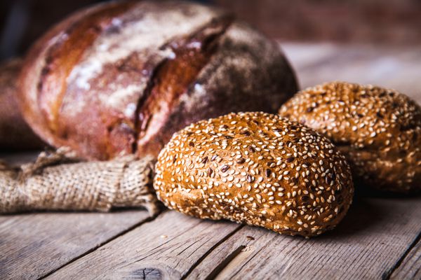 نان تازه پخته شده در محیط روستایی