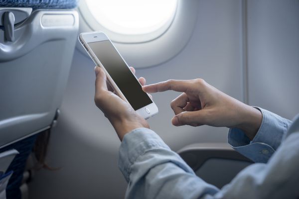 نگه داشتن تلفن همراه دیجیتال در هواپیما