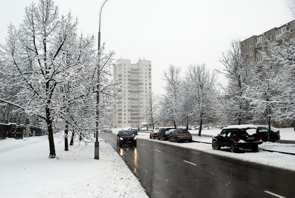 ویلنیوس لیتوانی - 5 مارس بارش برف زمستانی در منطقه fabijoniskes پایتخت شهر ویلنیوس لیتوانی در 5 مارس 2015 ویلنیوس لیتوانی