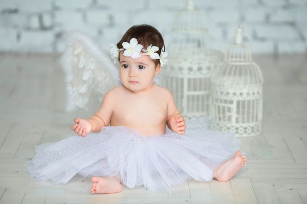 دختر بچه کوچک با بال های فرشته