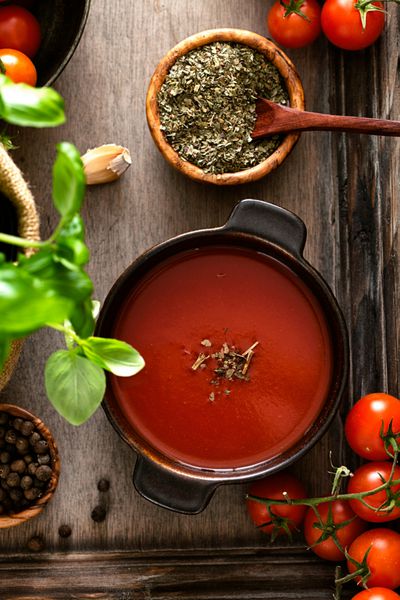 سوپ گوجه سوپ گوجه فرنگی خانگی با گوجه فرنگی سبزی و ادویه جات ترشی جات غذای راحتی