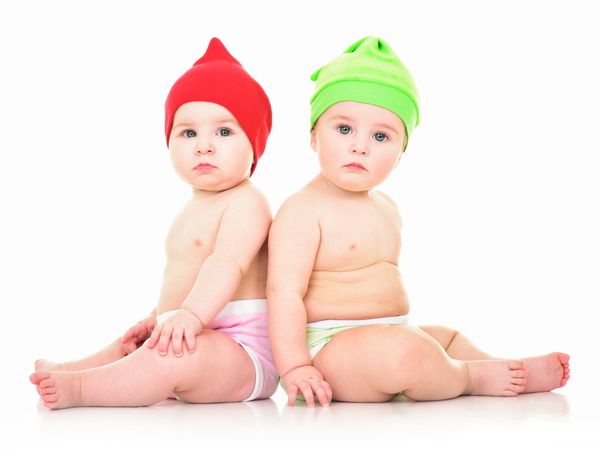 دو بچه دوست داشتنی با کلاه منزوی زمان تابستان