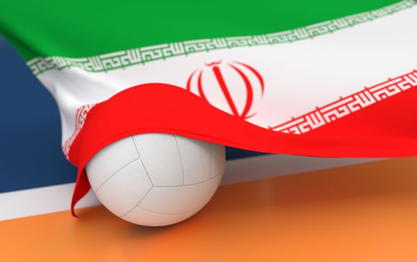 پرچم ایران با توپ قهرمانی والیبال در زمین والیبال