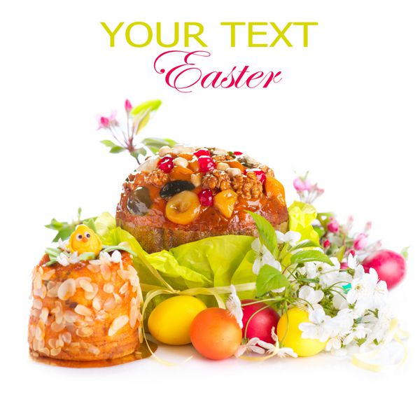 کیک عید پاک و تخم مرغ رنگارنگ غذای سنتی تعطیلات عید پاک جدا شده در پس زمینه سفید با copy sp برای متن شما