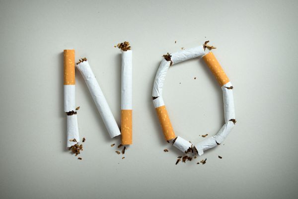 تابلوی سیگار کشیدن ممنوع است که با سیگارهای شکسته ساخته شده است