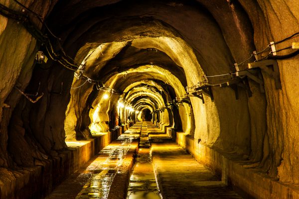 تونل غار معدن راه طولانی پیاده روی با نور