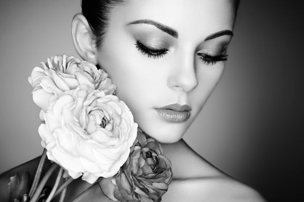 پرتره زن جوان زیبا با گل آرایش کامل پوست کامل مد po سیاه و سفید