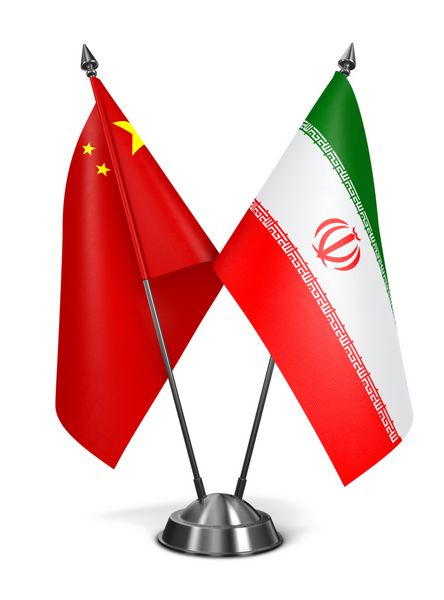 چین و ایران - پرچم های مینیاتوری جدا شده در پس زمینه سفید