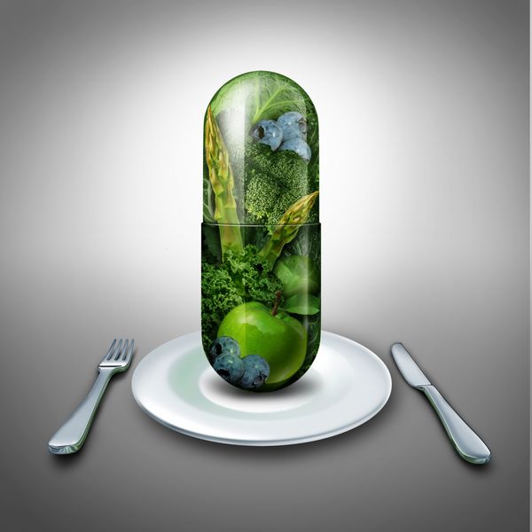 مفهوم مکمل غذایی به عنوان یک قرص یا کپسول دارویی با میوه و سبزیجات تازه در داخل یک میز pl تنظیم به عنوان نماد تغذیه و رژیم غذایی برای سلامت غذا خوردن و سبک زندگی تناسب اندام