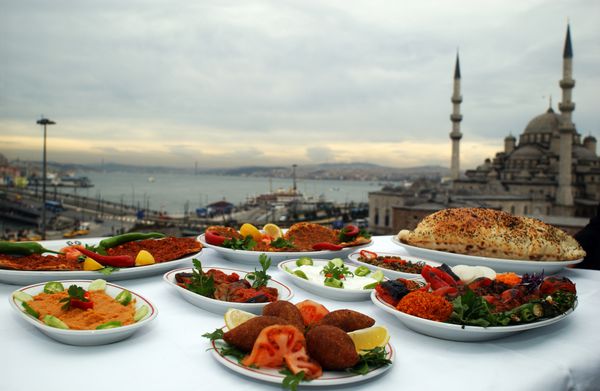 استانبول ترکیه - 24 مه غذاهای ترکیه ای میدان امینونو در 24 می 2006 در استانبول ترکیه