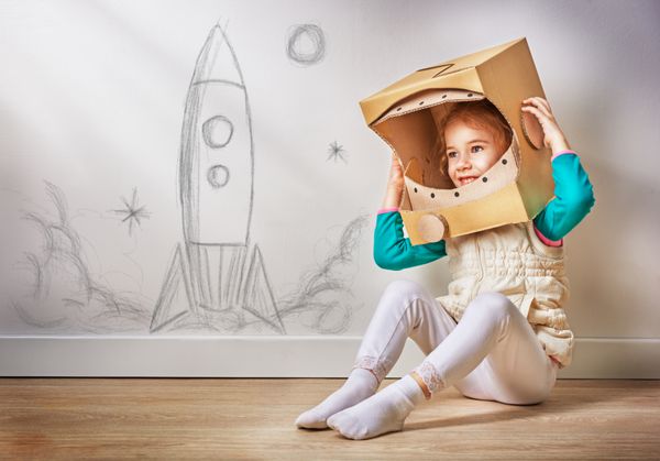 کودک لباس فضانوردی پوشیده است
