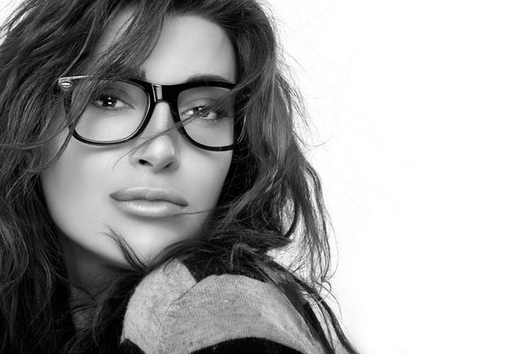 دختر مدل مد زرق و برق دار با مدل موی مجلسی با عینک های مد روز پرتره عینک شیک و جذاب نمای نزدیک سیاه و سفید با کپی sp برای متن