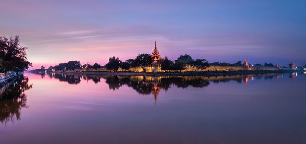 نمای شب از منظره شهر ماندالی با قلعه معروف یا رفیق سلطنتی مناظر و مقاصد سفر میانمار برمه سه تصویر پانوراما