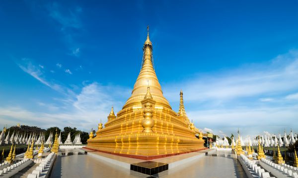 بتکده ساندمونی طلایی با ردیفی از پاگوداهای سفید معماری شگفت انگیز معابد بودایی در ماندالای مناظر و مقاصد سفر میانمار برمه سه تصویر پانوراما