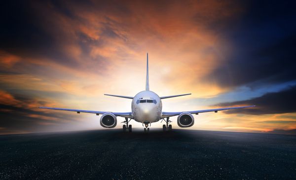 هواپیمای آماده برای برخاستن از باند فرودگاه برای حمل و نقل هوایی و سفرهای تجاری با هواپیما استفاده می شود