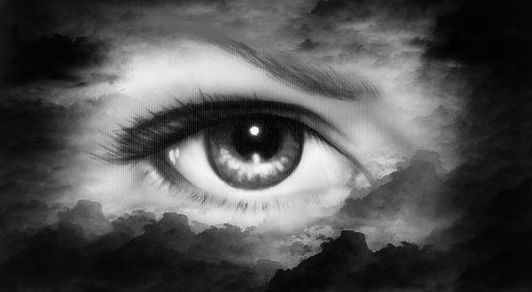 نقاشی چشم زنان زیبا در افکت آسمان ابری سیاه و سفید سبک رترو