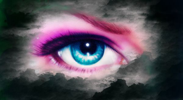 نقاشی چشم زنان زیبا در افکت آسمان ابری سیاه و سفید سبک رترو