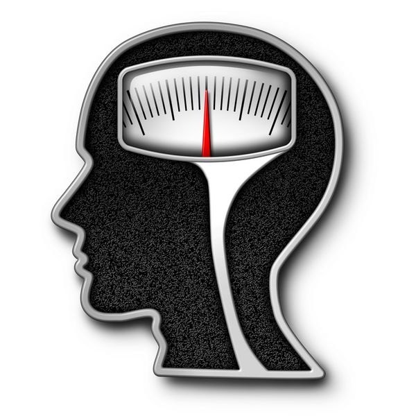 مفهوم روانشناسی رژیم غذایی به عنوان یک ترازو وزن به شکل سر انسان به عنوان نمادی برای مسائل خوردن و وسواس شمارش کالری با تجهیزات اندازه گیری کیلوگرم یا پوند