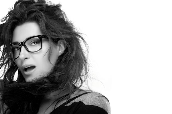 از نزدیک مدل جذاب زن f با مدل موی کوچک عینک های مد روز در حالی که به دوربین نگاه می کند پرتره عینک شیک و جذاب تک رنگ جدا شده روی سفید با کپی sp برای متن